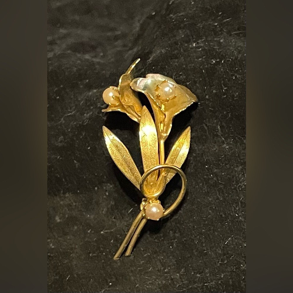 Vintage Gold Tone and Faux Pearl Flower Brooch